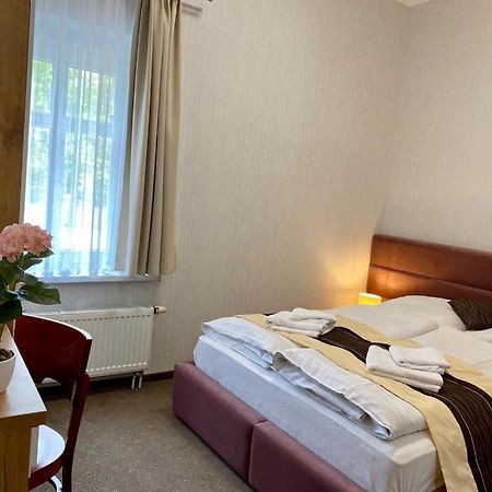 Park Hotel Dobrodzien Eksteriør bilde