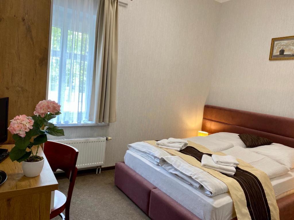 Park Hotel Dobrodzien Eksteriør bilde